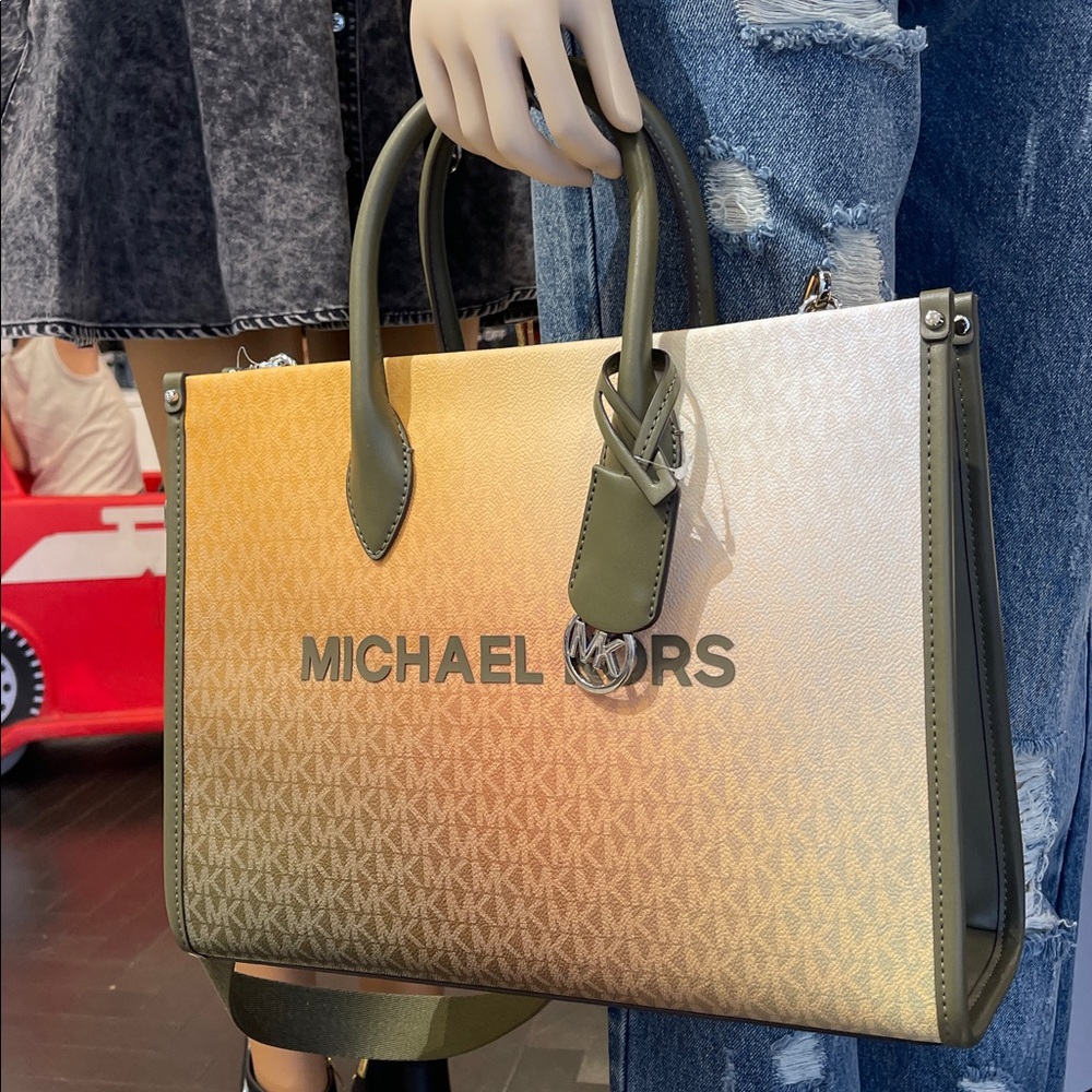 MICHAEL KORS Mirella Medium Ombré Signature Logo Tote Bag
Olive Combo
NWT - Picture 13 of 16